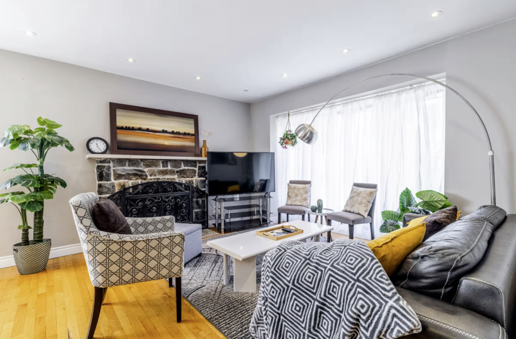 File 902- Duke-of-Kent Avenue , Pointe-Claire, QC